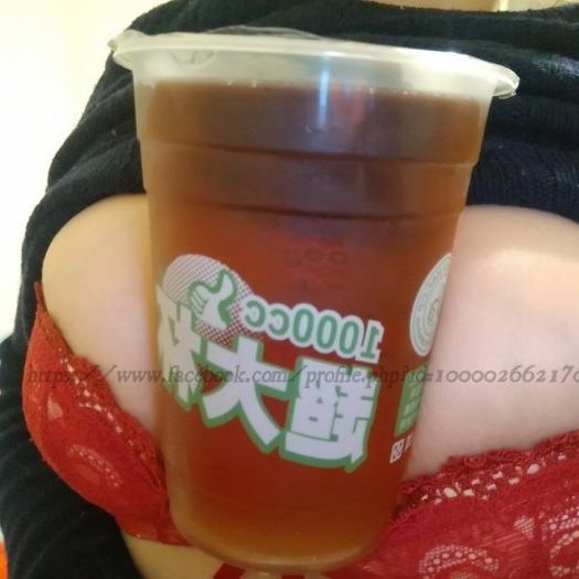 乳香世家！猛猛爆乳妹，超大罩杯夾住「超大杯」：根本就是神乳了！