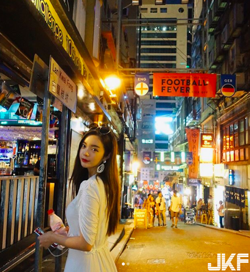 度假飯店裡的「大奶奶」！白嫩泡菜妹玩水秀身材！「飽滿美胸＋修長美腿」搶盡鋒頭！