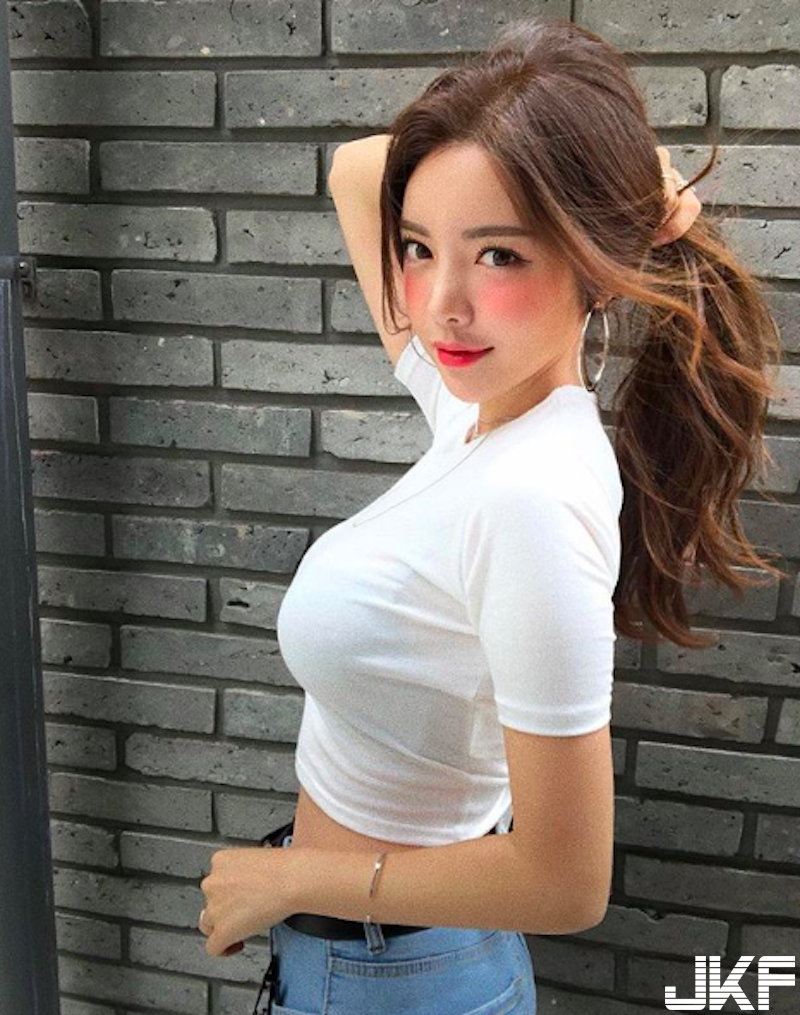 度假飯店裡的「大奶奶」！白嫩泡菜妹玩水秀身材！「飽滿美胸＋修長美腿」搶盡鋒頭！