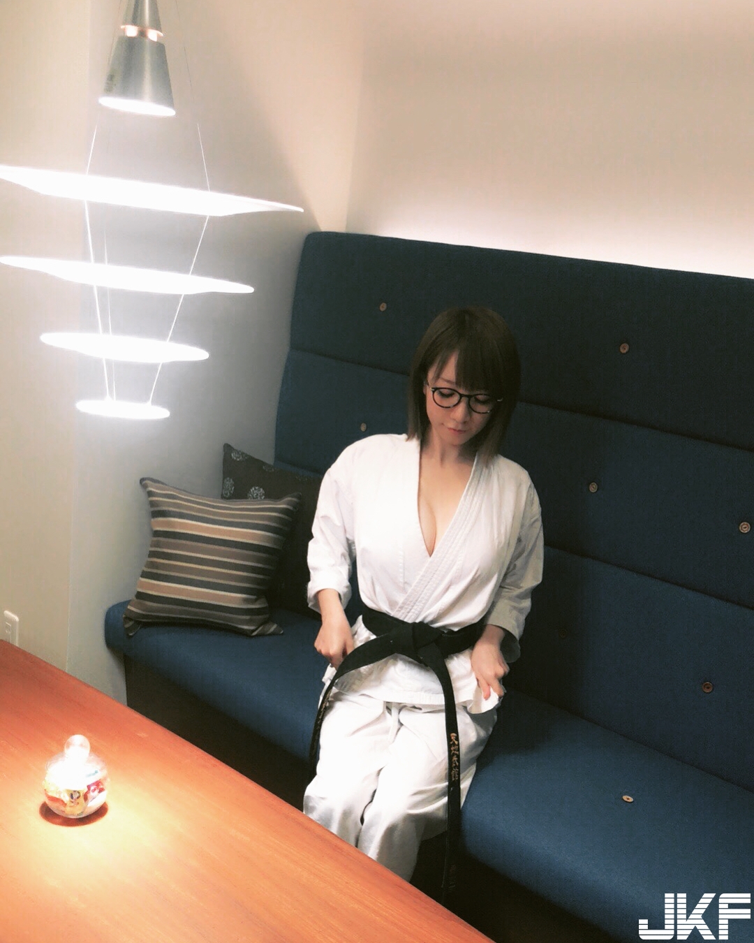 性感「巨乳空手道少女」道袍太小件綁不緊　一動渾圓奶球就露出來！
