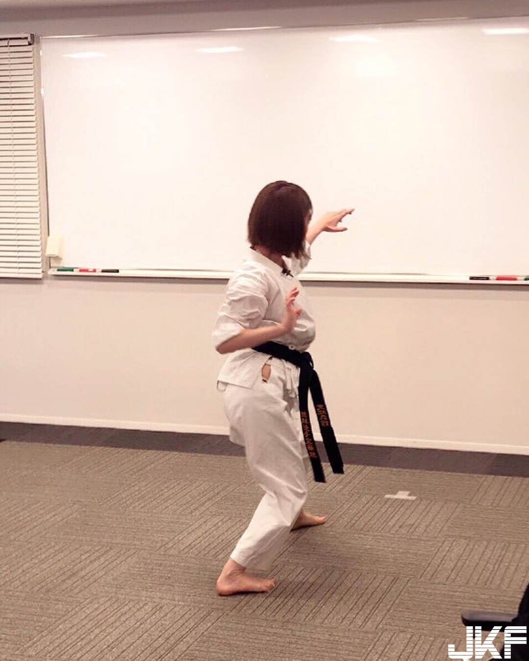 性感「巨乳空手道少女」道袍太小件綁不緊　一動渾圓奶球就露出來！