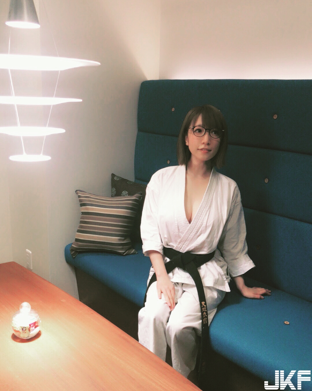 性感「巨乳空手道少女」道袍太小件綁不緊　一動渾圓奶球就露出來！