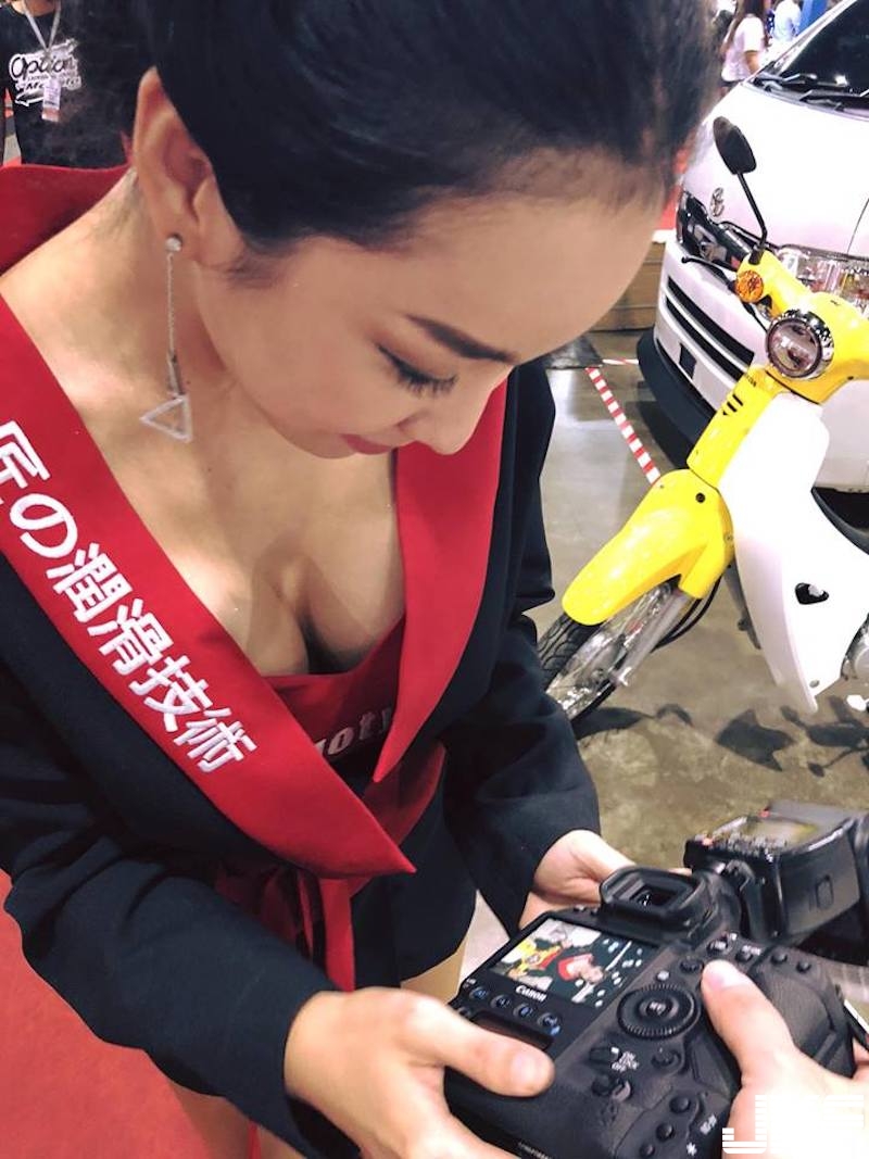 車展最強撩妹法！低頭看照片「上帝視角」美乳溢出！深溝外放福利滿滿！