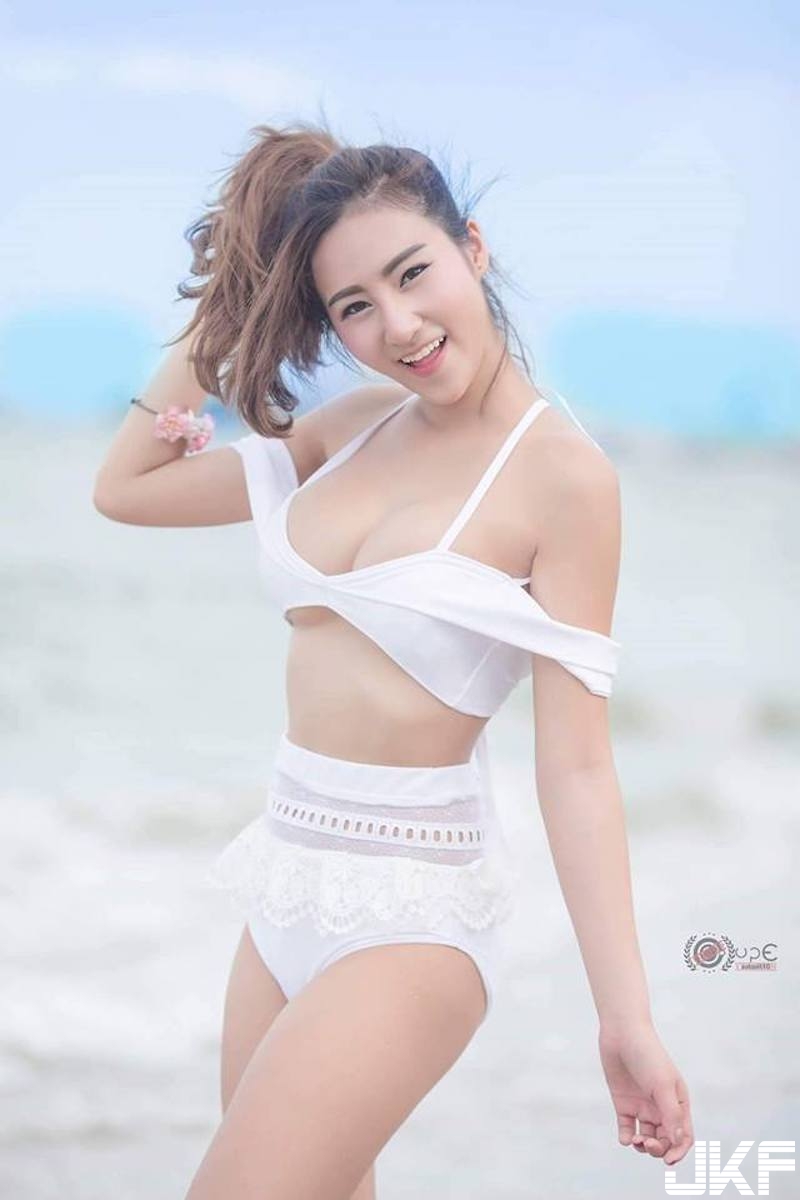 太美味！「爆乳妹子」碼頭親自捉魚回家料理！「低頭視角」渾圓大奶從領口爆出來！