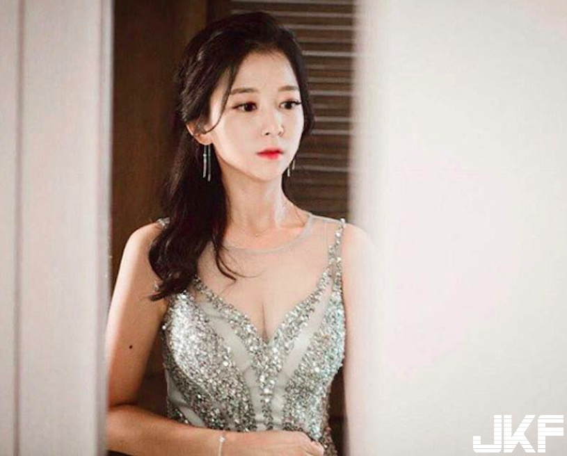 隱乳主播脫套裝有「白嫩美乳」，超優身材「事業線爆出」了！