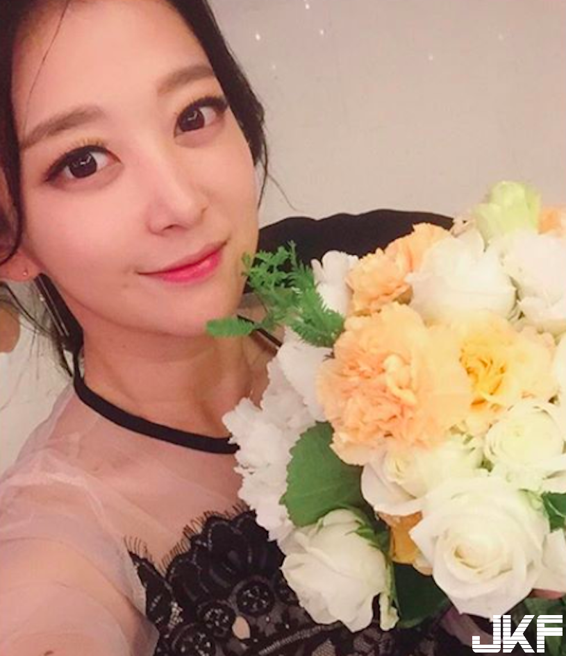 隱乳主播脫套裝有「白嫩美乳」，超優身材「事業線爆出」了！
