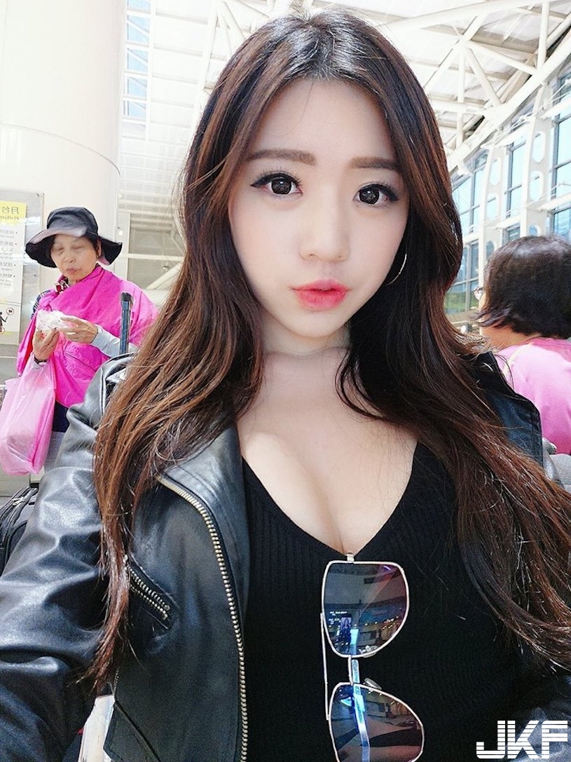 好噴血！辣模穿浴袍露出「巨乳深溝」，乳香氣飄出：想再往下拉一點！