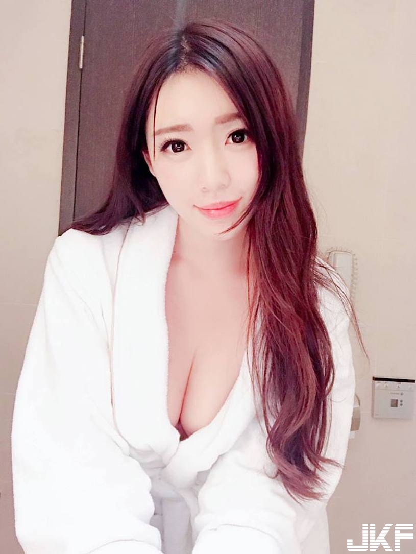 好噴血！辣模穿浴袍露出「巨乳深溝」，乳香氣飄出：想再往下拉一點！