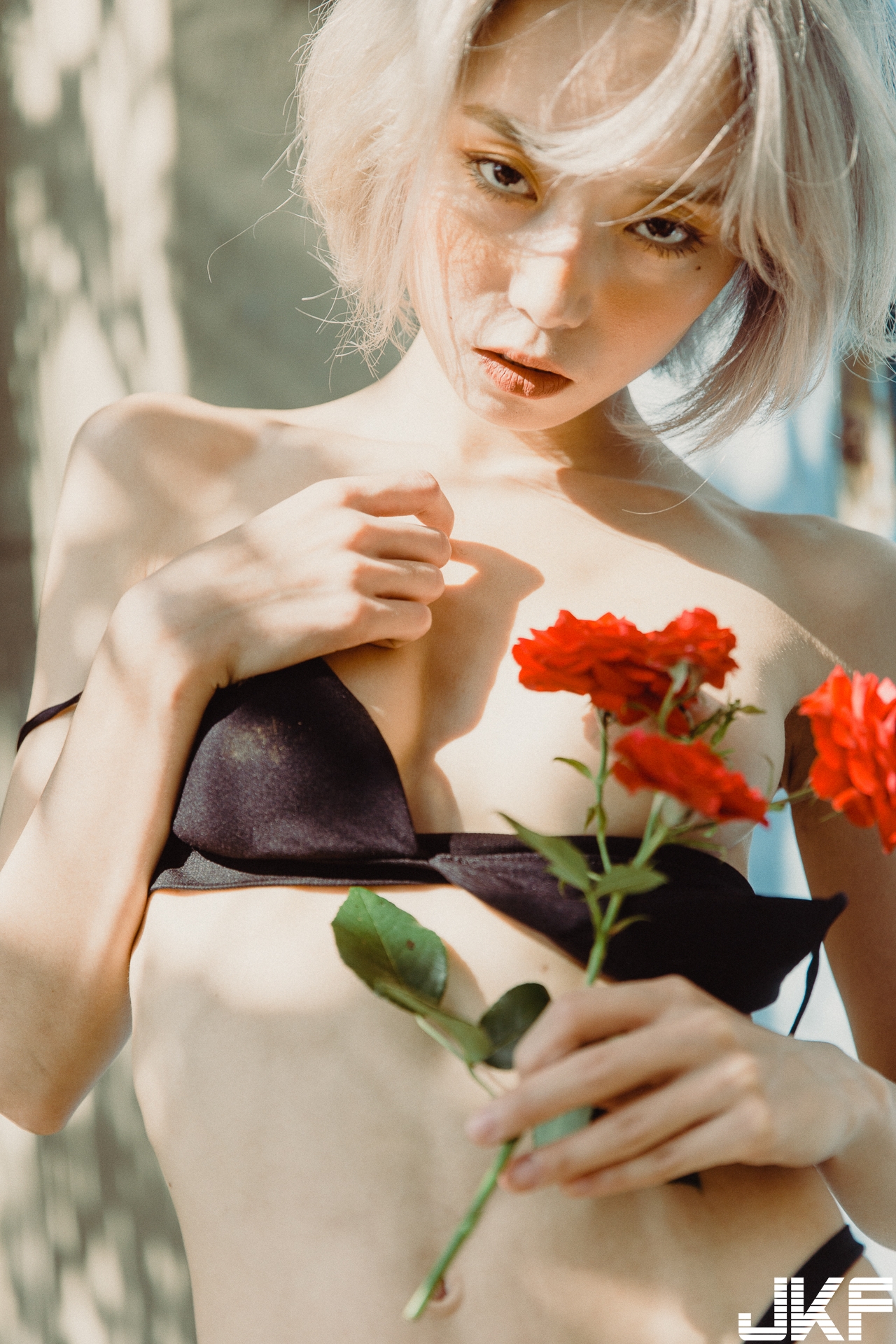 荒野中的迷幻霸氣！攝影師「陳盈宏」鏡下健美女體與色彩結合，超脫俗世的性感藝術！