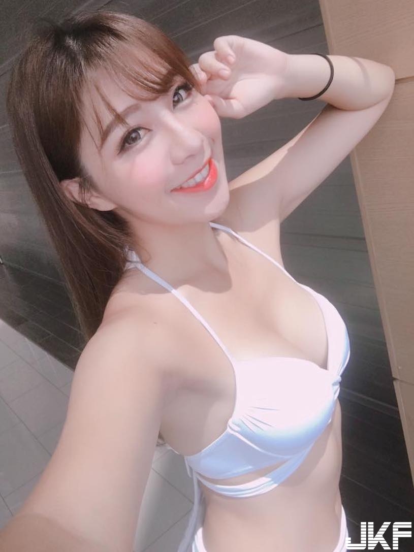 正妹登山「雄偉美乳」露出！解放「雪乳視角」辣翻了！