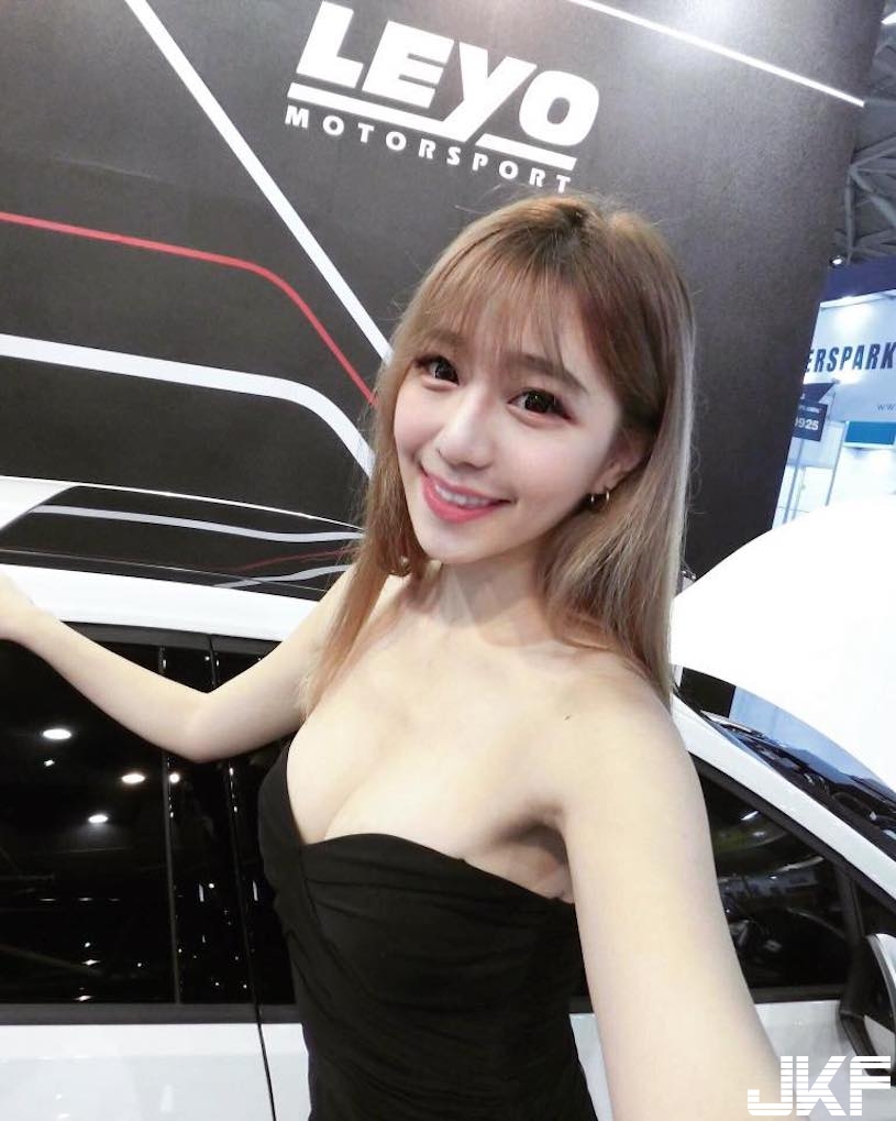 正妹登山「雄偉美乳」露出！解放「雪乳視角」辣翻了！