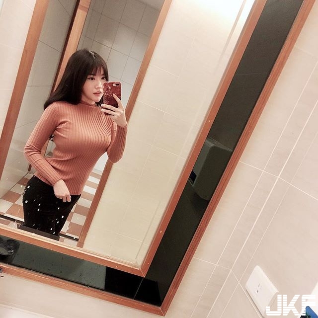 更衣間的「女客人」身材讓人受不了！圓滾滾的雪白嫩乳＋螞蟻腰：根本就是人間胸器！