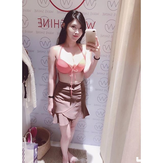 更衣間的「女客人」身材讓人受不了！圓滾滾的雪白嫩乳＋螞蟻腰：根本就是人間胸器！