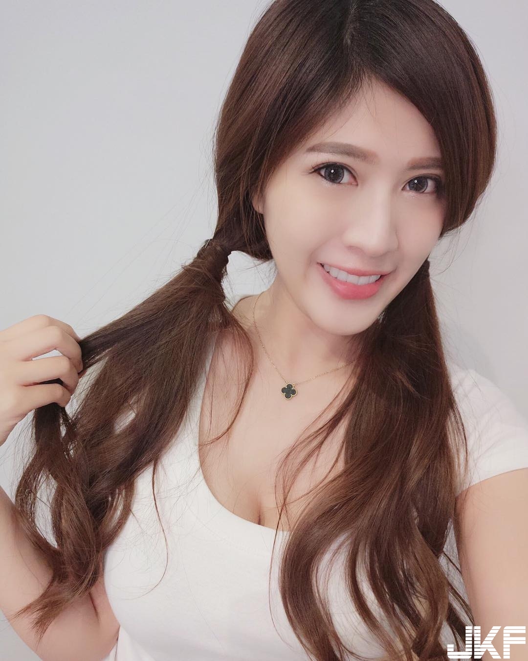 怎麼會這麼大！「巨乳正妹」超豪邁乳量秀給你看，極致深V讓你下半身也升旗！