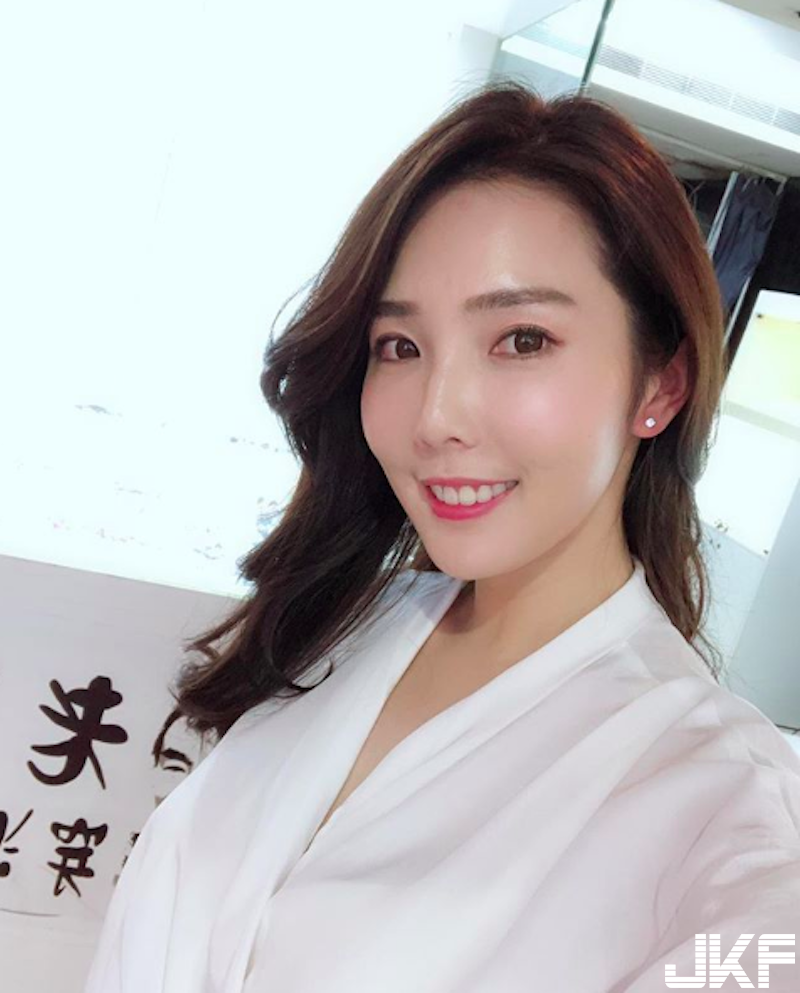 「美乳正妹」戶外用餐好撩人！運動內衣大秀「小蠻腰」！真的好辣哦！