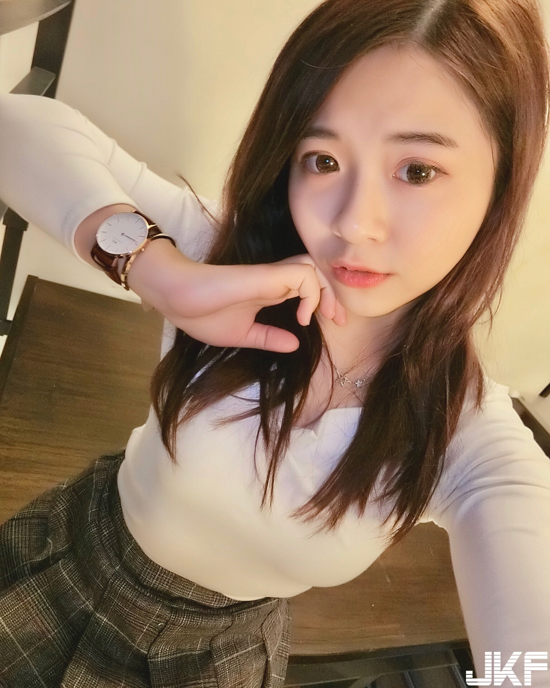 「甜美OL」飽滿美乳快把襯衫扣子撐爆！窄裙露出「逆天長腿」太火辣！