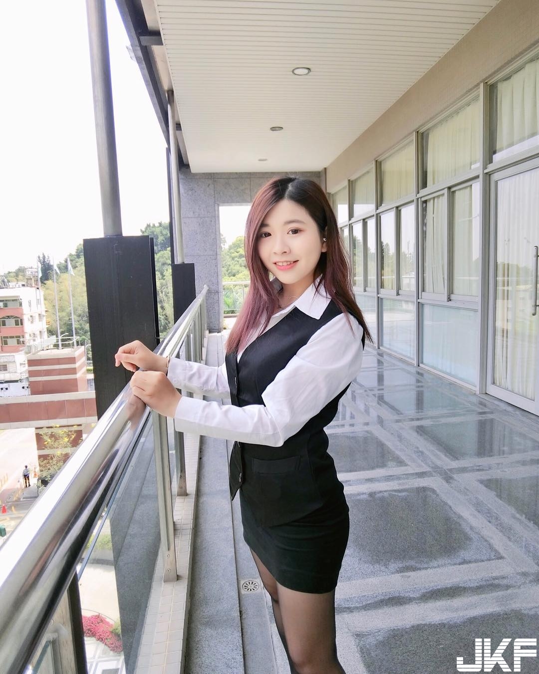 「甜美OL」飽滿美乳快把襯衫扣子撐爆！窄裙露出「逆天長腿」太火辣！