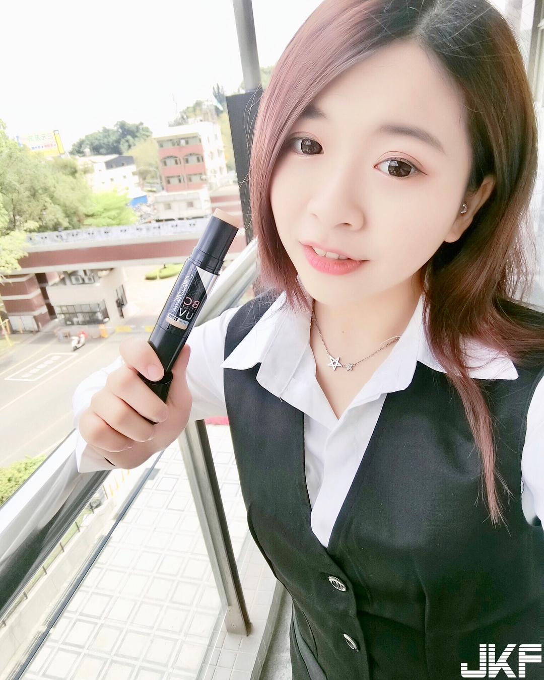 「甜美OL」飽滿美乳快把襯衫扣子撐爆！窄裙露出「逆天長腿」太火辣！