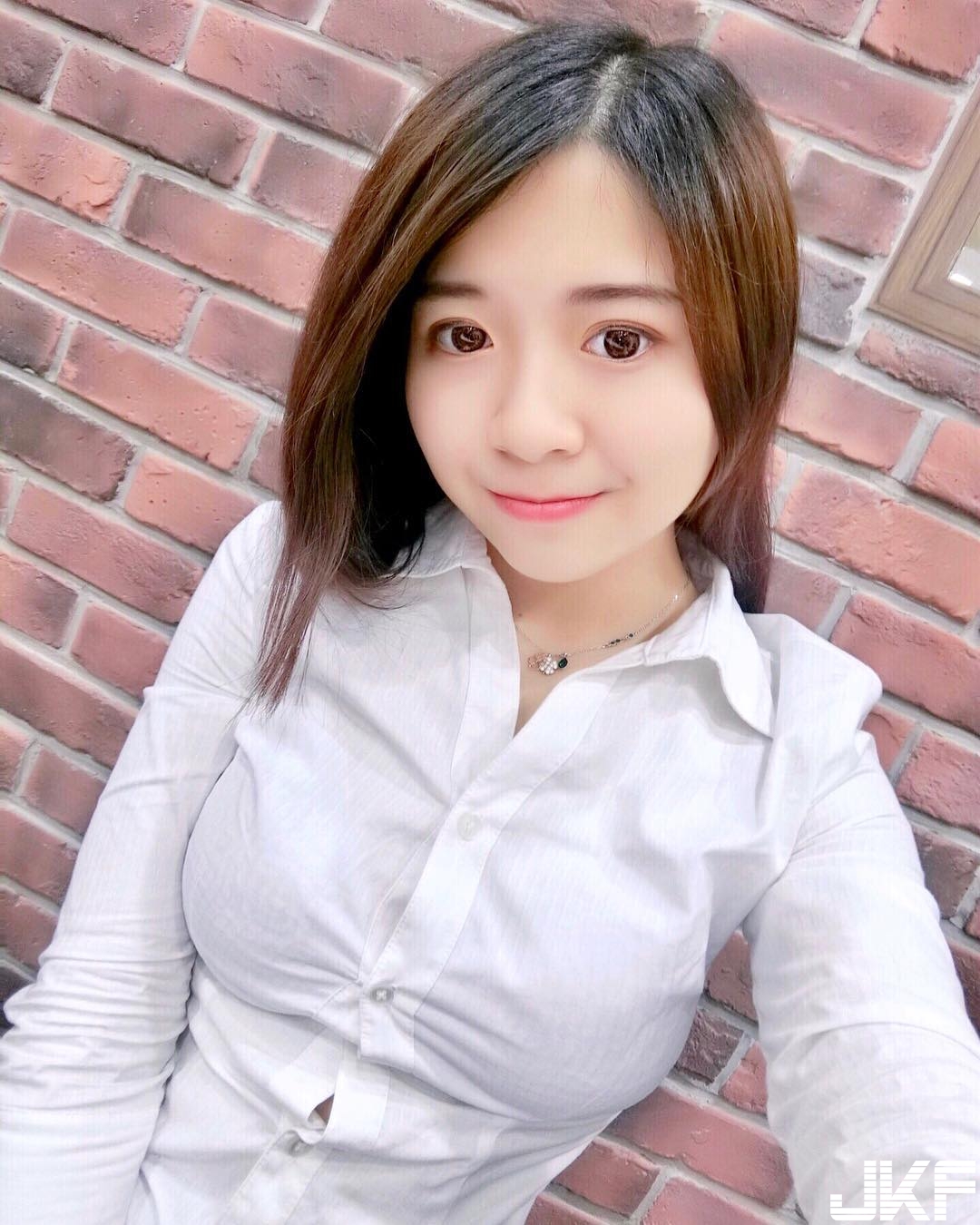 「甜美OL」飽滿美乳快把襯衫扣子撐爆！窄裙露出「逆天長腿」太火辣！