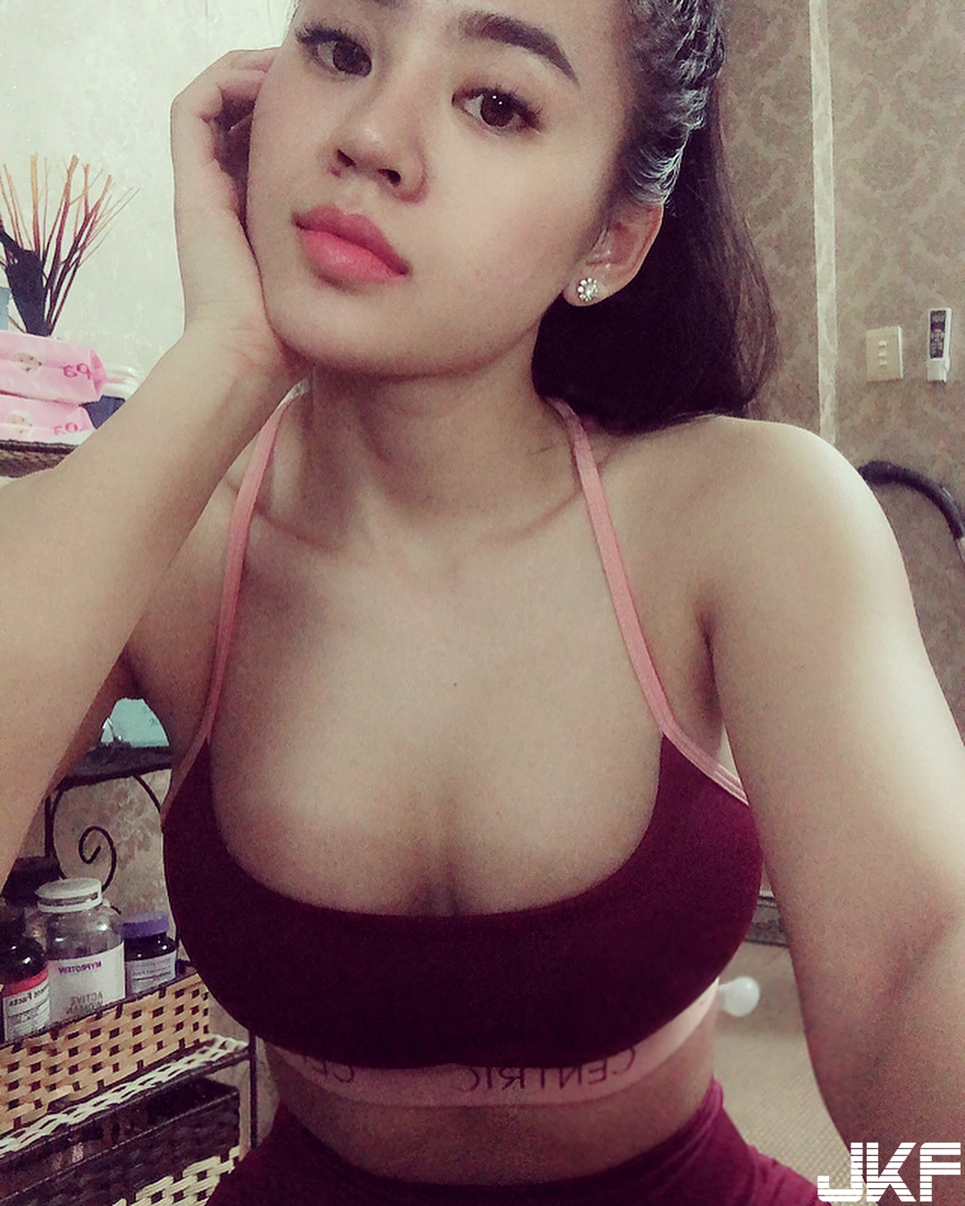 極品蜜桃在這！「豐臀妹子」還有美乳　用運動器材夾出超翹美臀！