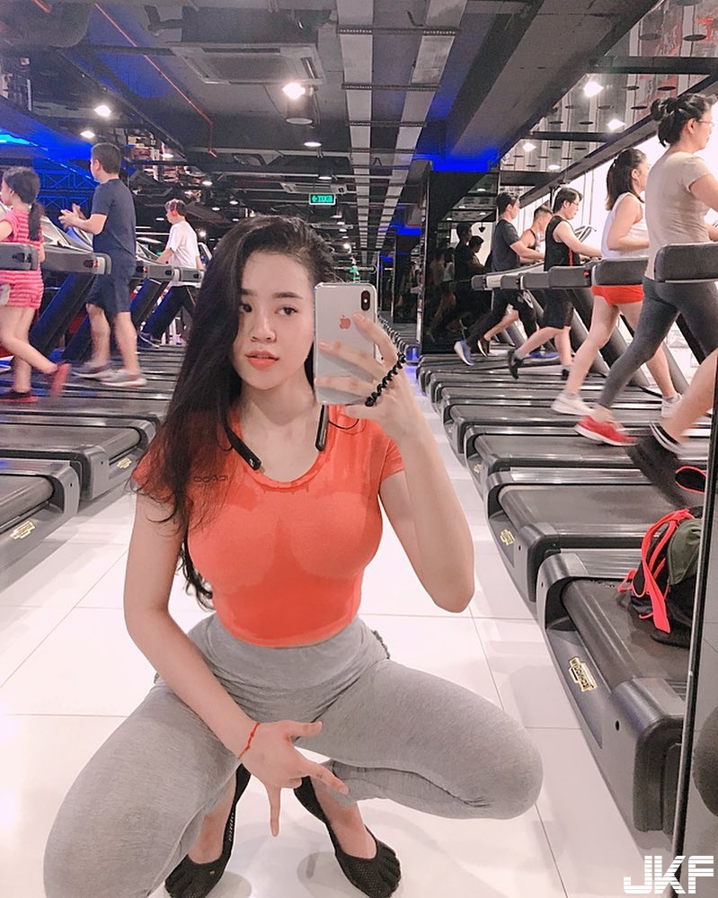 極品蜜桃在這！「豐臀妹子」還有美乳　用運動器材夾出超翹美臀！