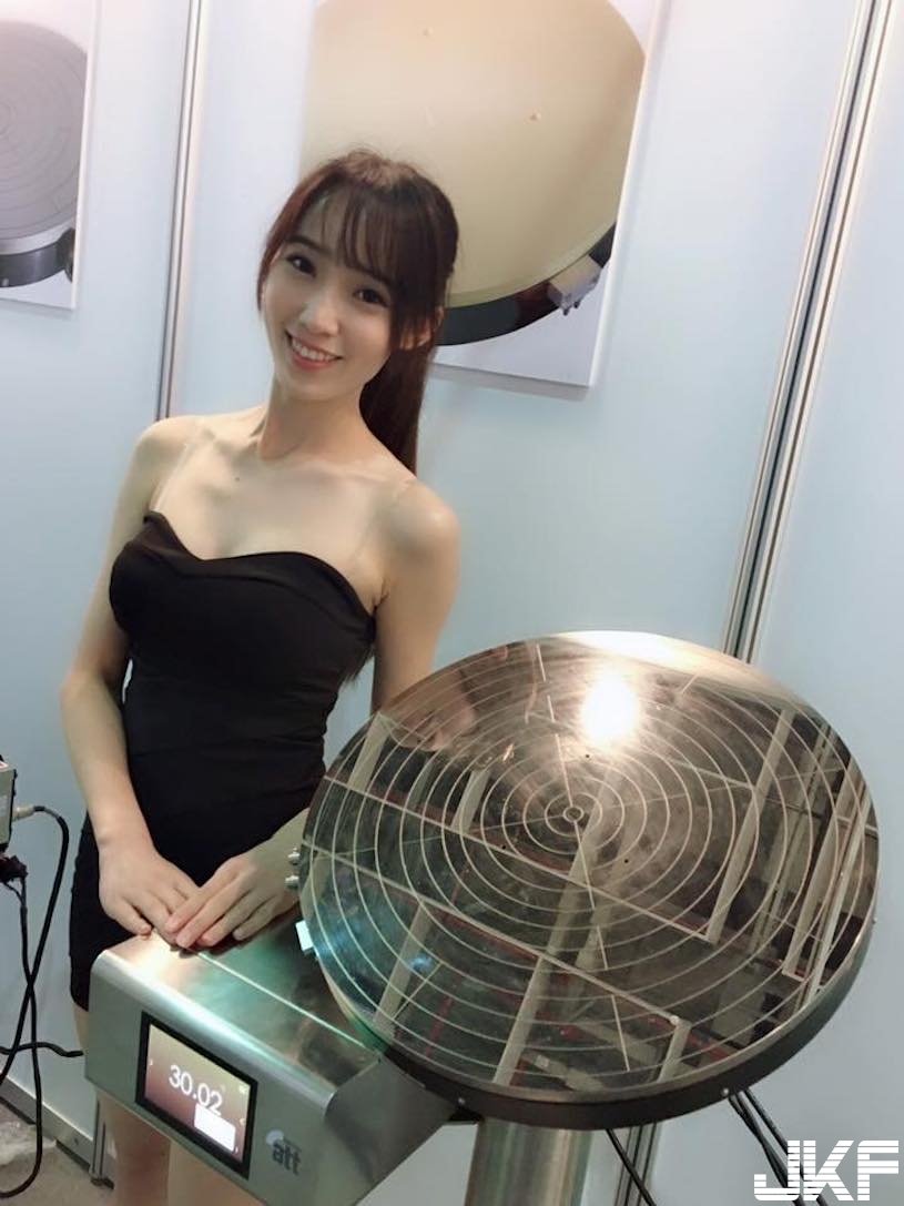 白嫩長腿太誘人！美女OL「爆乳自拍」，同事都辣到噴血了！