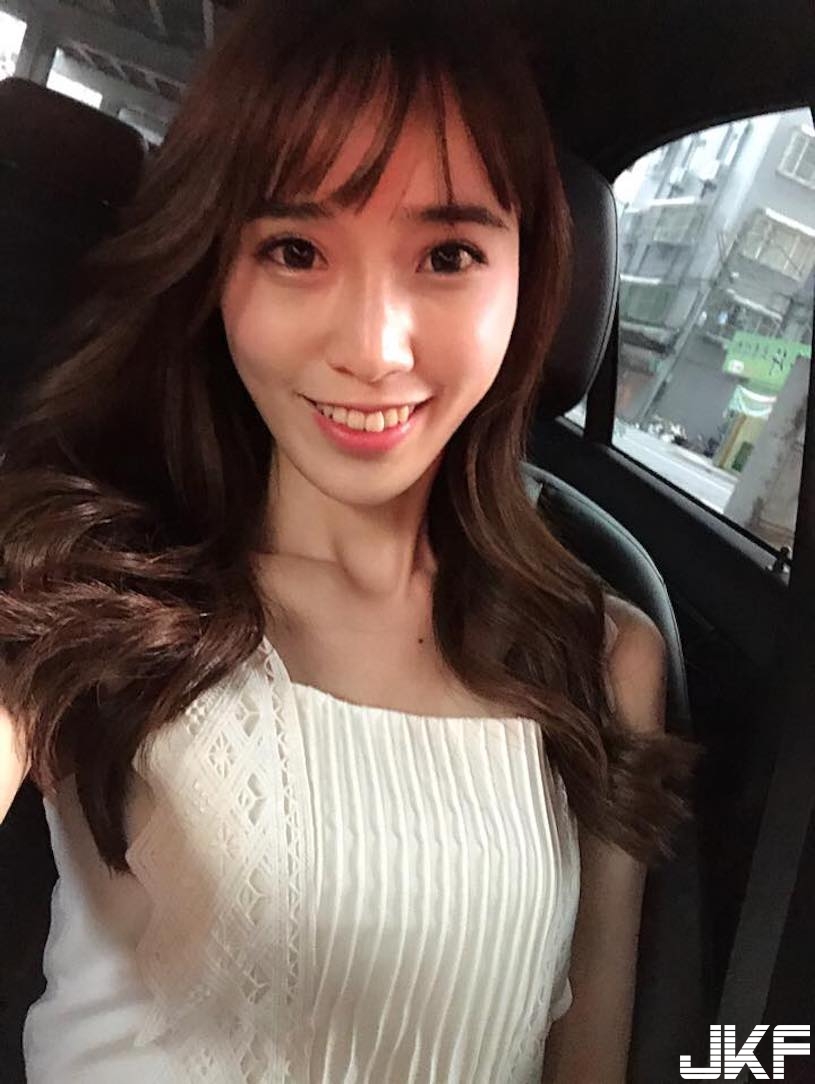 白嫩長腿太誘人！美女OL「爆乳自拍」，同事都辣到噴血了！