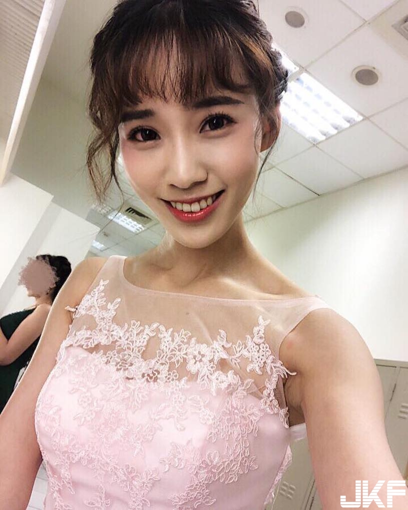 白嫩長腿太誘人！美女OL「爆乳自拍」，同事都辣到噴血了！