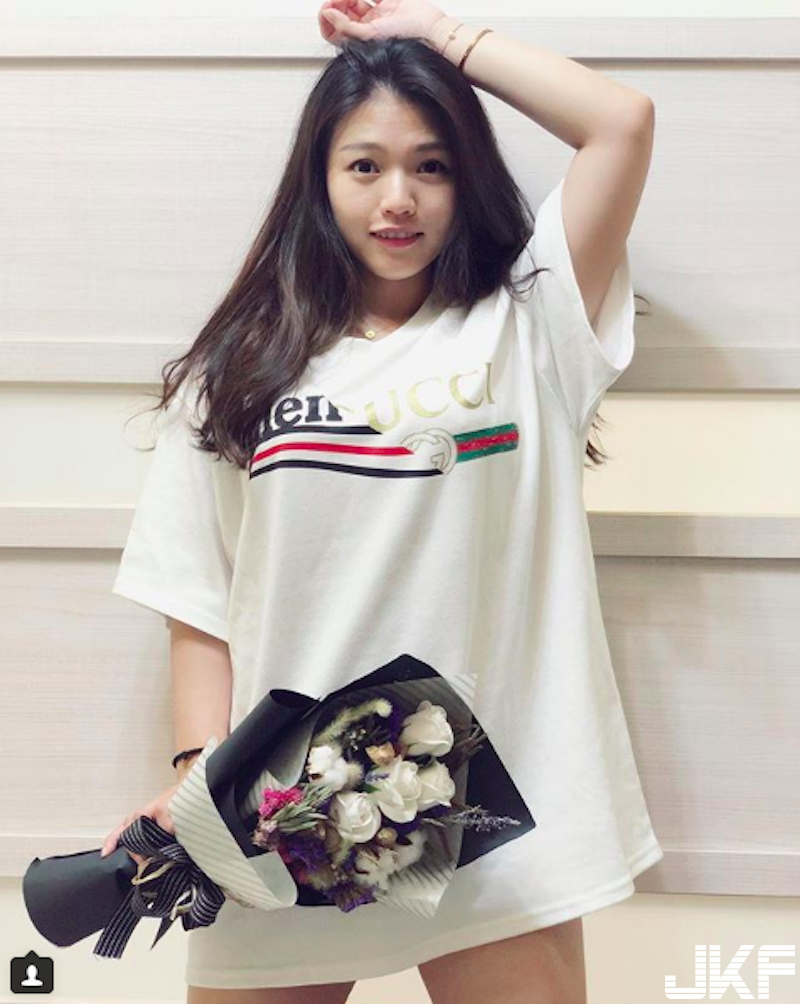 台南妹子「比基尼好狂」！渾圓飽滿的「雪白肉彈」快要溢出！不愧是美食達人啊&#8230;