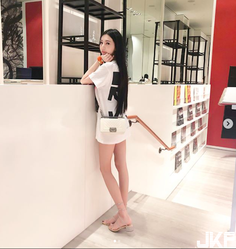 超正老闆娘「美胸呼之欲出」！爆乳模樣「上圍超傲人」！