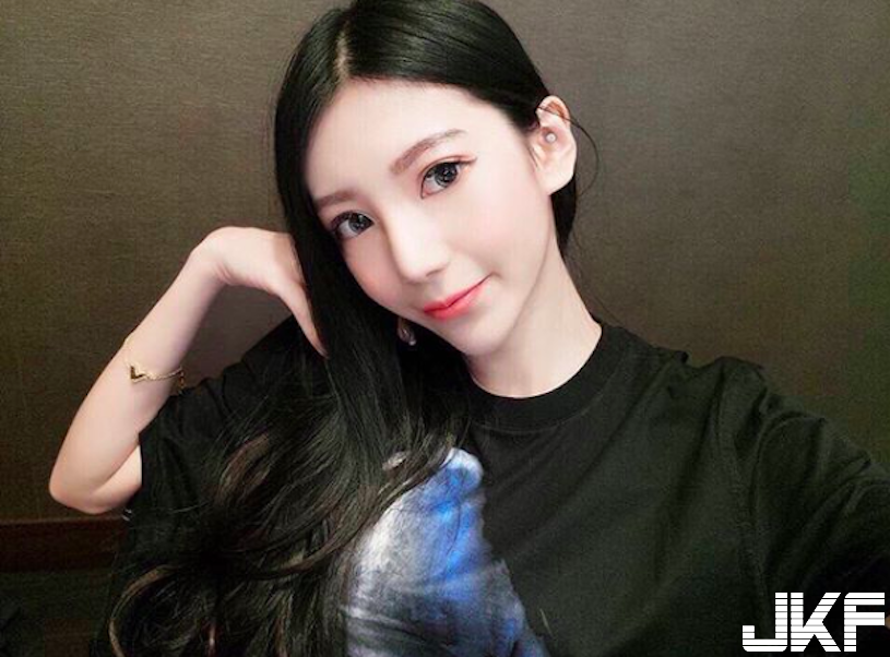超正老闆娘「美胸呼之欲出」！爆乳模樣「上圍超傲人」！