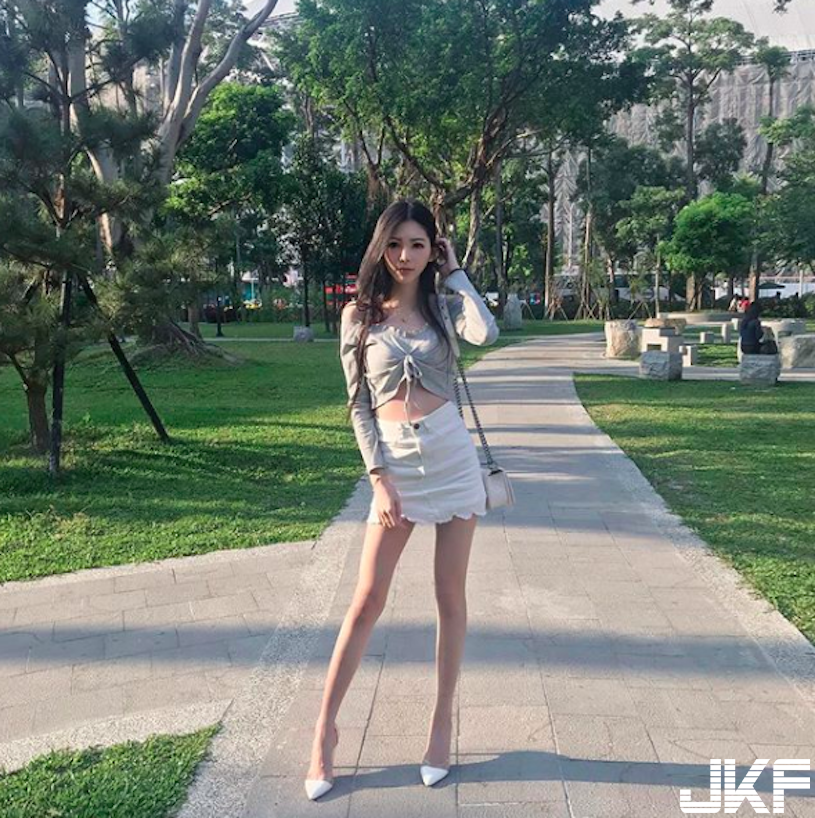 超正老闆娘「美胸呼之欲出」！爆乳模樣「上圍超傲人」！