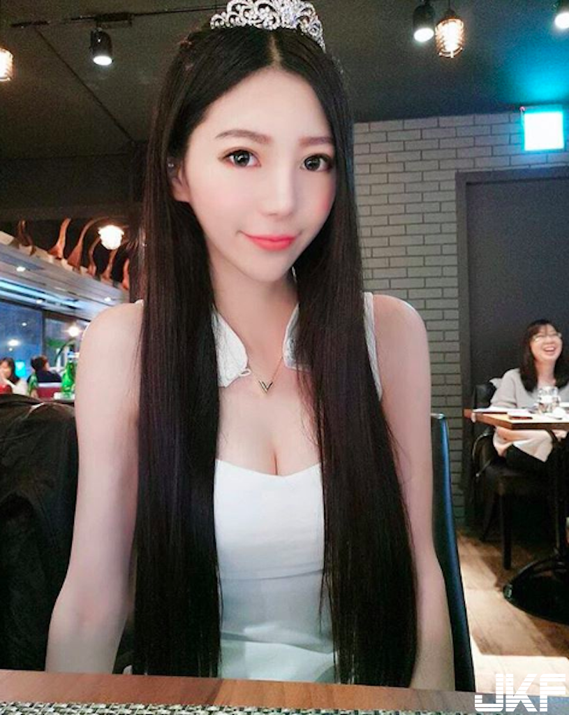 超正老闆娘「美胸呼之欲出」！爆乳模樣「上圍超傲人」！