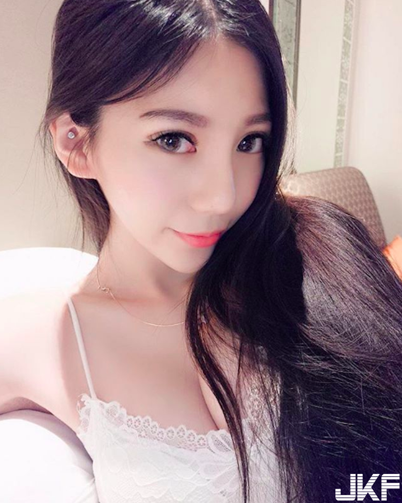 超正老闆娘「美胸呼之欲出」！爆乳模樣「上圍超傲人」！