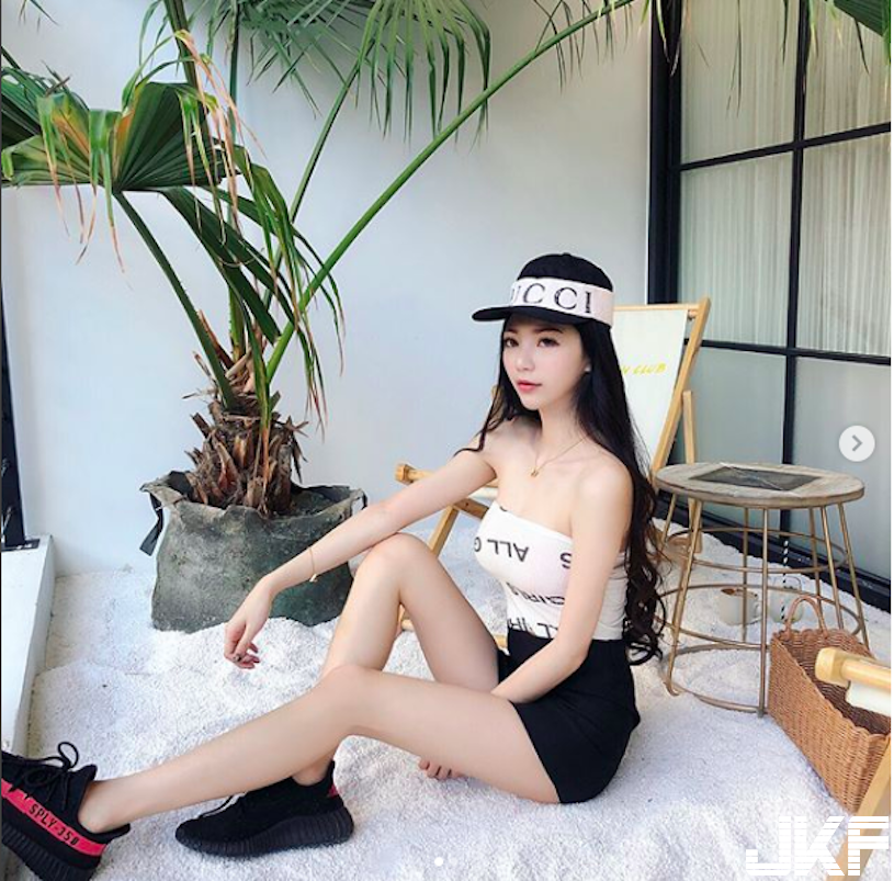 超正老闆娘「美胸呼之欲出」！爆乳模樣「上圍超傲人」！