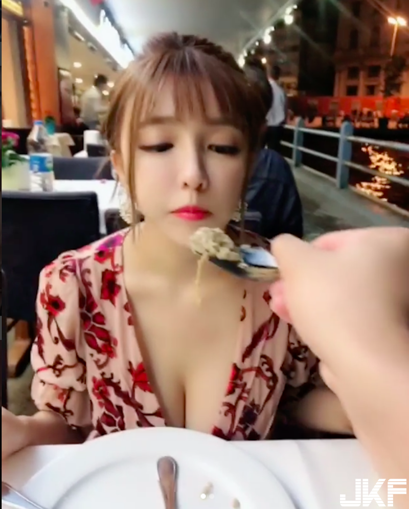 甜美正妹出國曬「渾圓巨大」！前凸後翹性感比例太逆天，「雪白美乳」比棉花糖還軟！