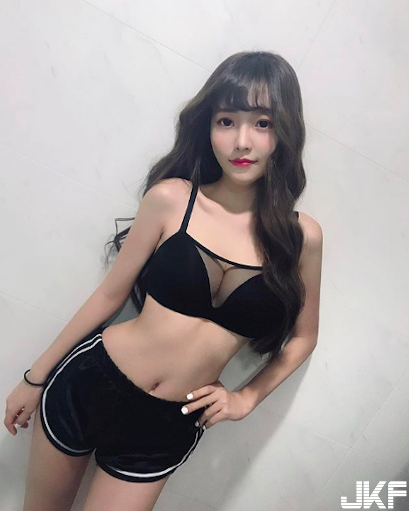 台灣「美乳網紅」連運動裝都別出心裁，薄紗底下「陰影面積」不得了！