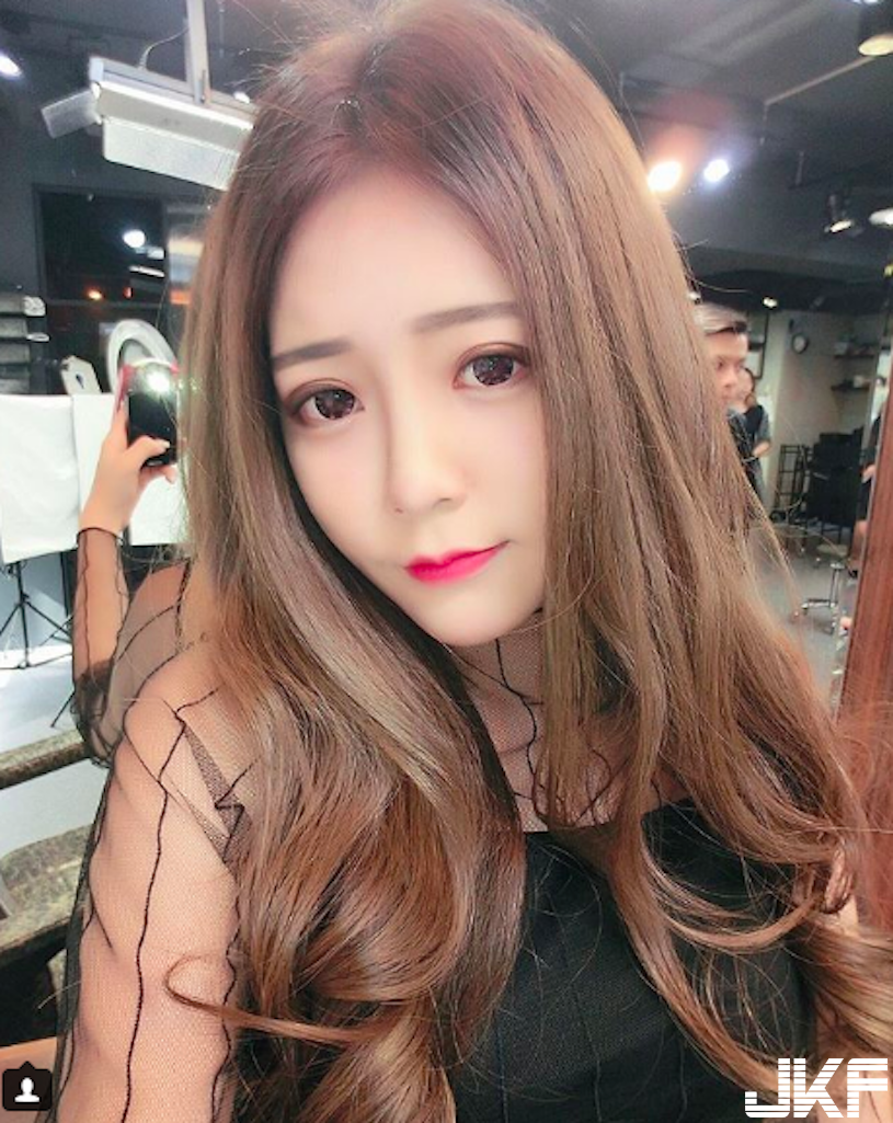 台灣「美乳網紅」連運動裝都別出心裁，薄紗底下「陰影面積」不得了！