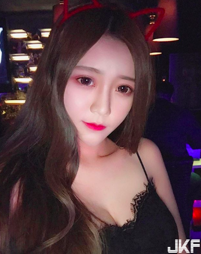 台灣「美乳網紅」連運動裝都別出心裁，薄紗底下「陰影面積」不得了！
