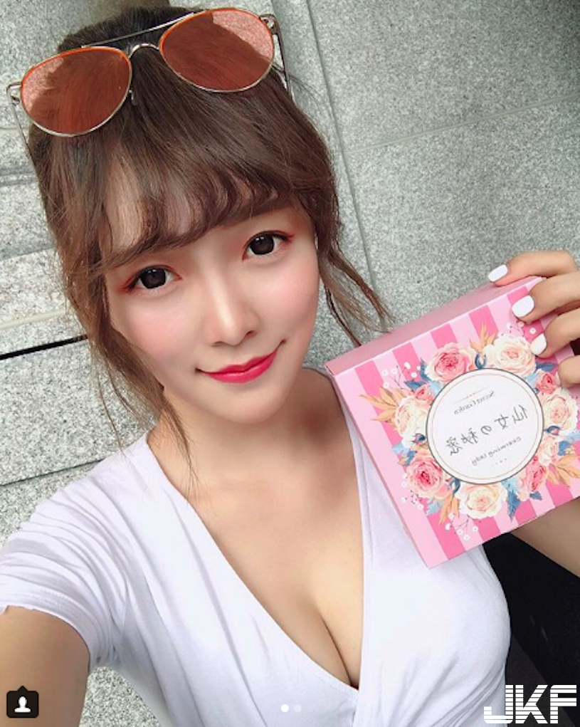 台灣「美乳網紅」連運動裝都別出心裁，薄紗底下「陰影面積」不得了！