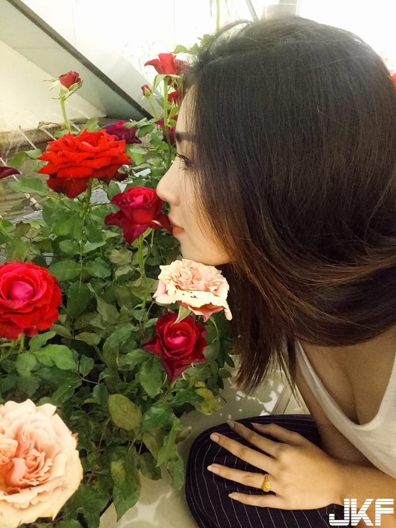 泰國奶妹制服下好兇！「巨乳撐開襯衫」底下肉肉跑出來！「超有料」同學都看傻！