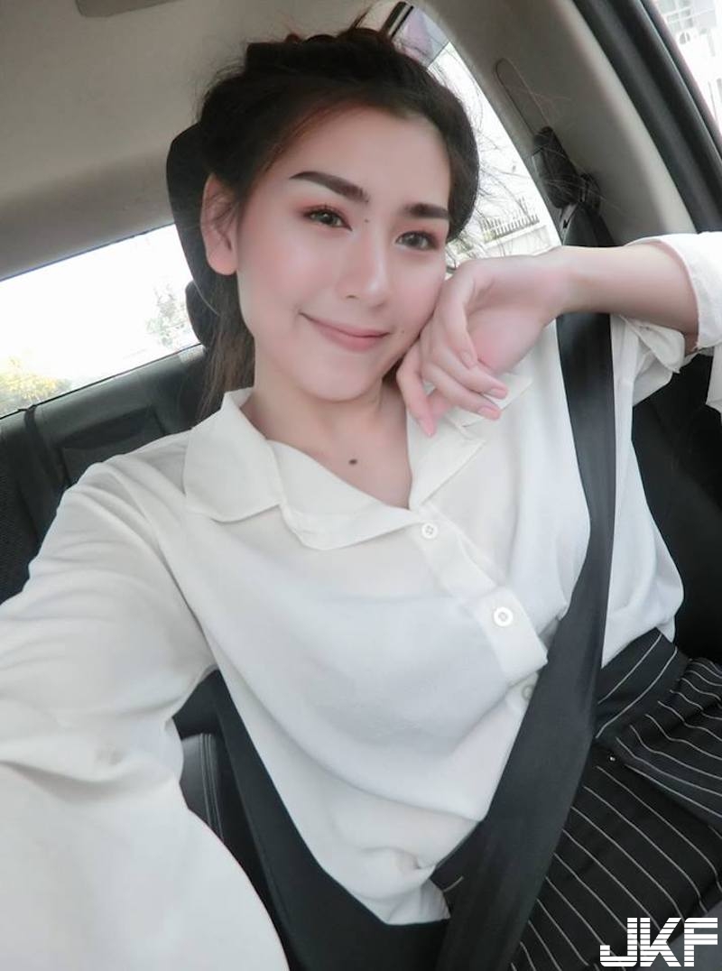 泰國奶妹制服下好兇！「巨乳撐開襯衫」底下肉肉跑出來！「超有料」同學都看傻！