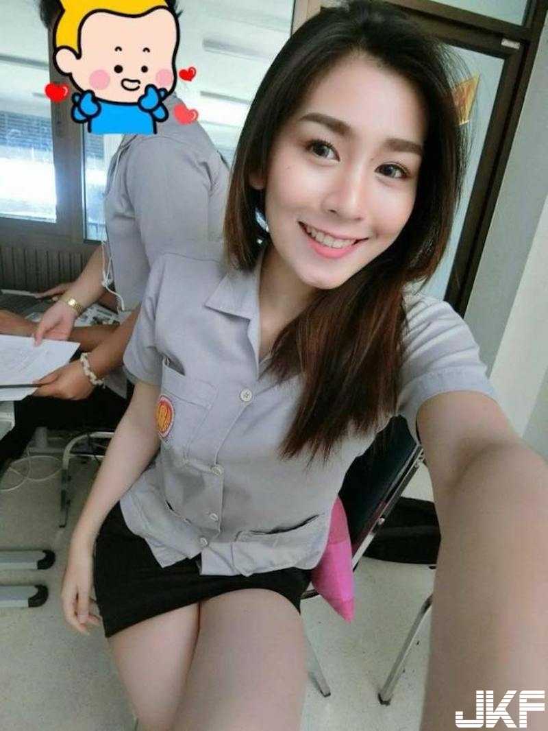 泰國奶妹制服下好兇！「巨乳撐開襯衫」底下肉肉跑出來！「超有料」同學都看傻！