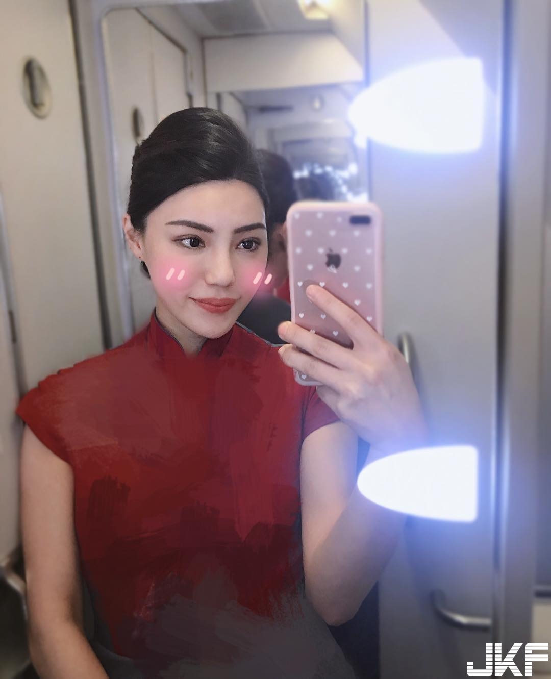 簡單就可以很性感！氣質「爆乳空姐」美到無法無天，穿上基本款比基尼就辣到不行！