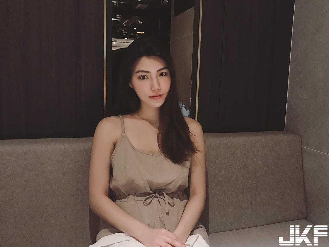 簡單就可以很性感！氣質「爆乳空姐」美到無法無天，穿上基本款比基尼就辣到不行！