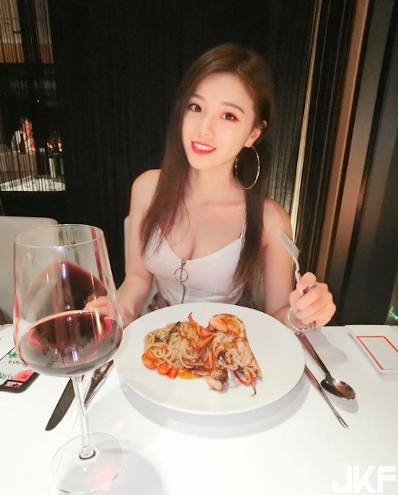 女僕可以嗎？台灣「美乳網紅」白白嫩嫩好誘人，「一條布下水」似乎更可以了！