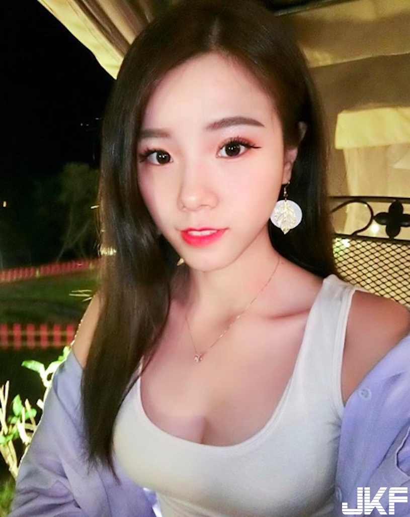女僕可以嗎？台灣「美乳網紅」白白嫩嫩好誘人，「一條布下水」似乎更可以了！
