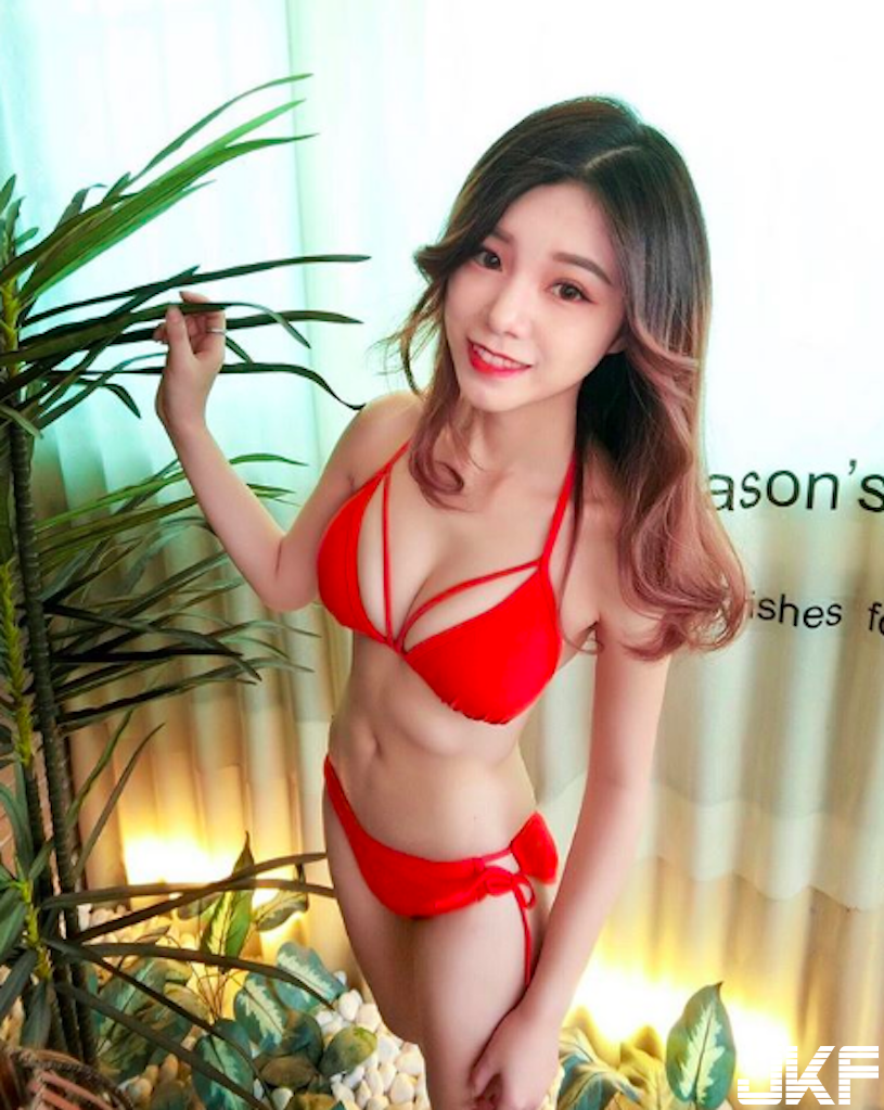 女僕可以嗎？台灣「美乳網紅」白白嫩嫩好誘人，「一條布下水」似乎更可以了！