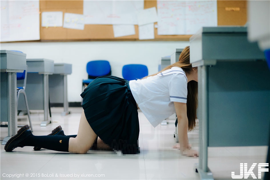 挑戰你的道德感！高中制服妹「騷氣滿點」短裙下的「白色小丁」根本在誘惑老師犯罪&#8230;.