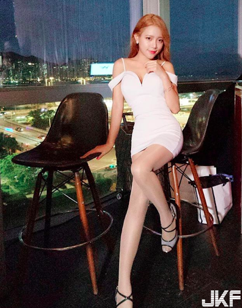 爆乳甜姐兒「豐滿嫩胸」好殺！惹火「胸前兩粒」讓人看上癮了！